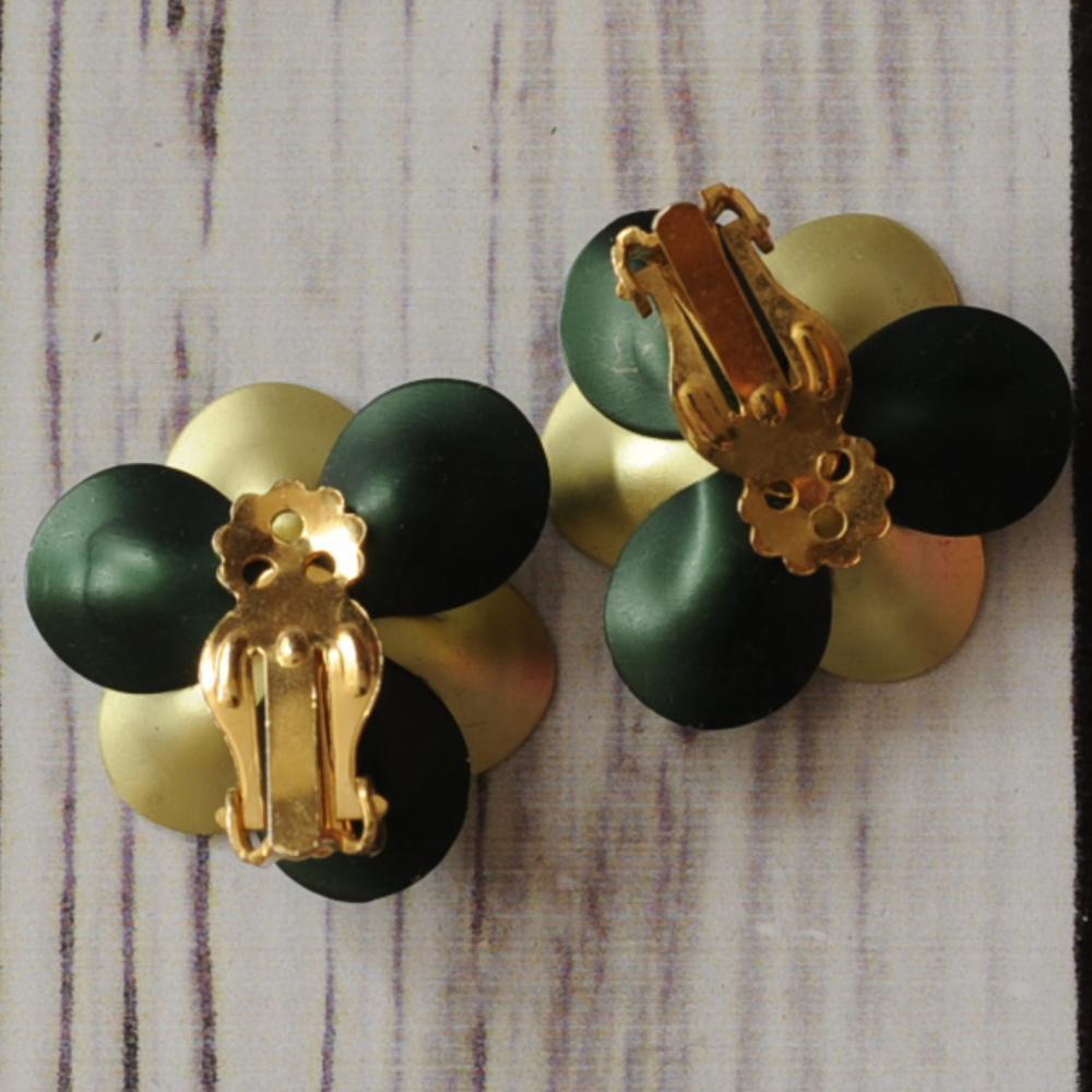 SOLD vintage green rhinestone flower clip earrings - Picture 8 of 8